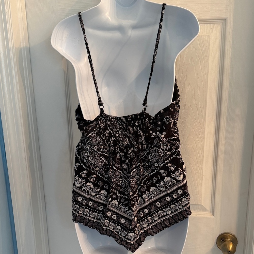 No Boundaries Black and White Paisley Camisole - Picture 3 of 4